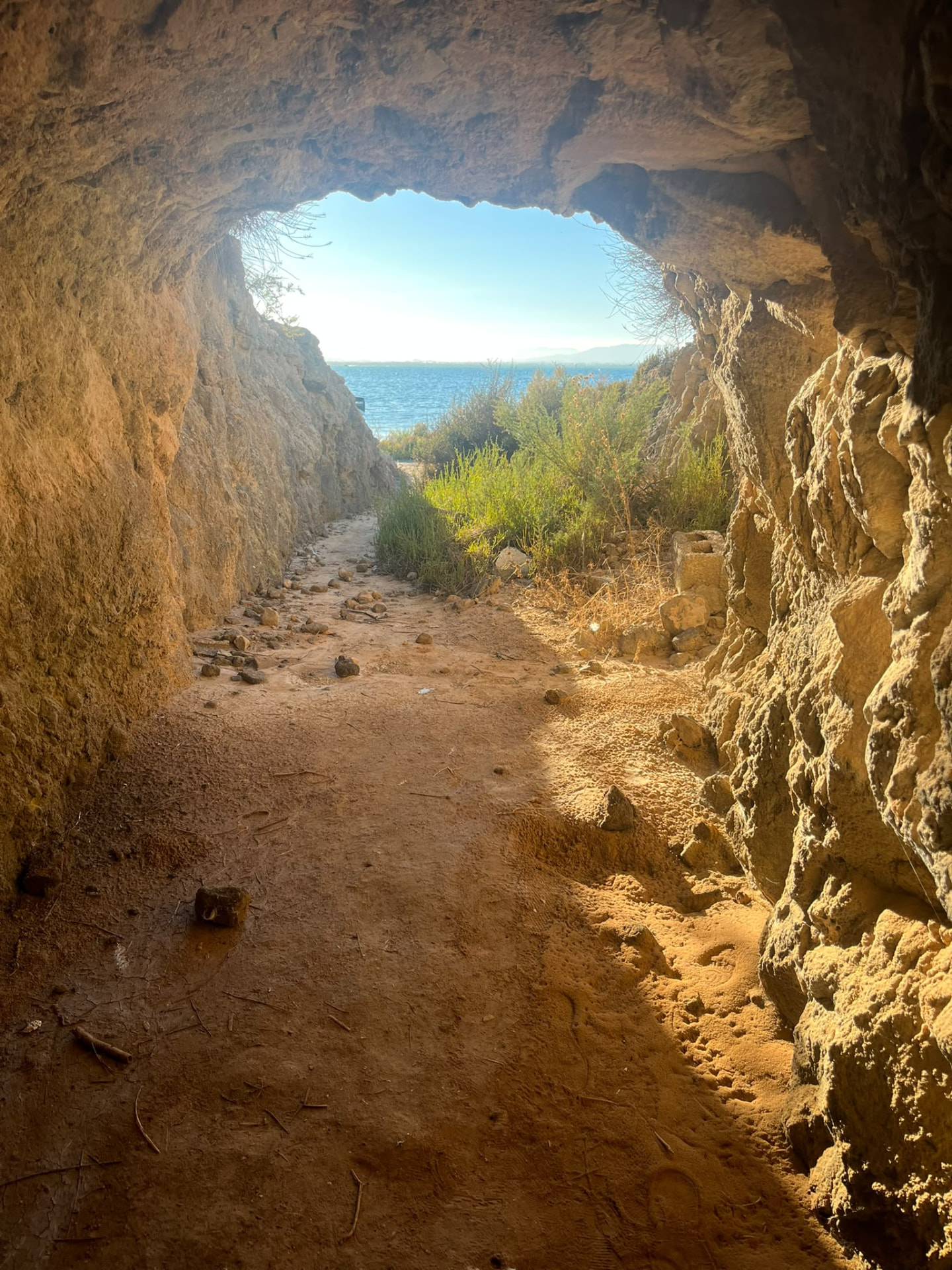 Cueva natural de la isla con vistas al Mar Menor