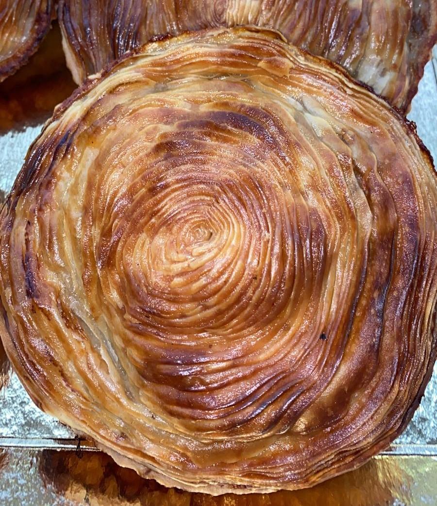 Pastel de carne recién hecho